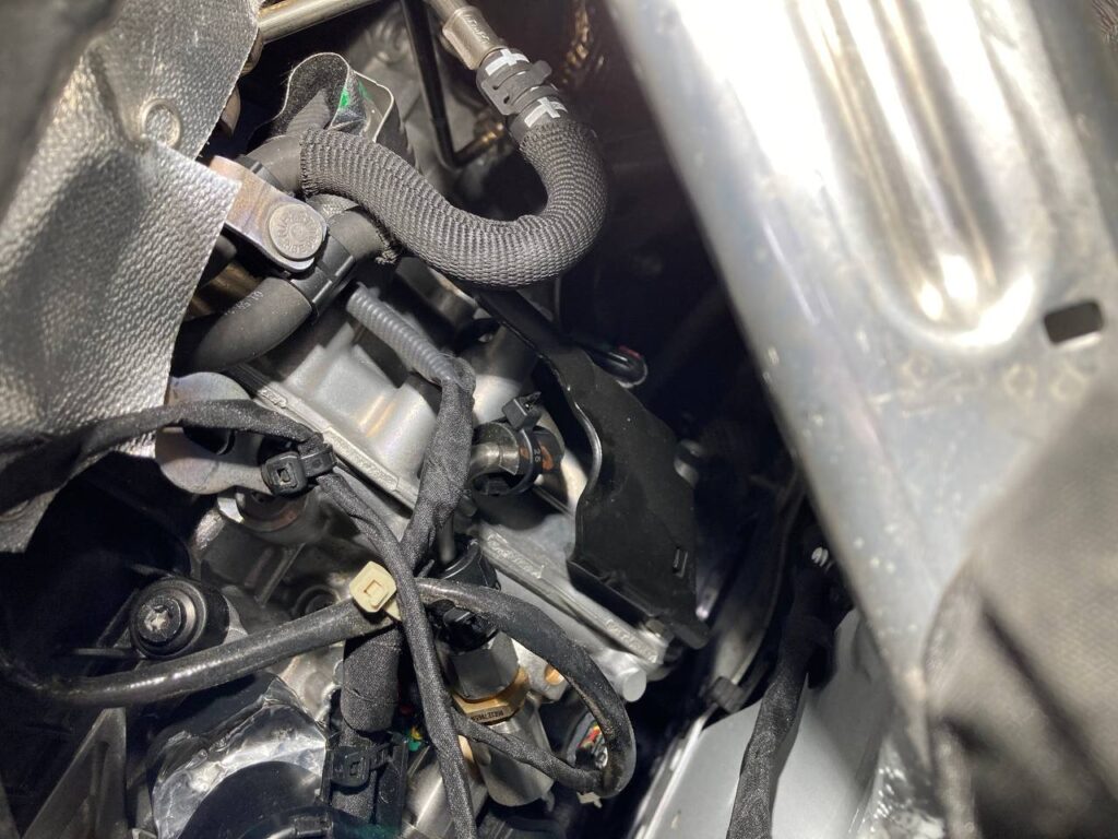 photo_2024-10-11_00-56-50 (2) Detail der installierten Strömungsoptimierungstechnologie von 369Tech zur Verbesserung des Luftstroms und der Motorleistung.