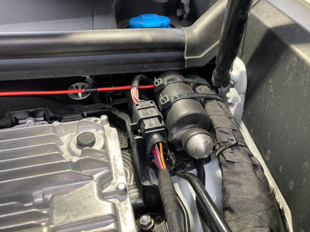 photo_2024-10-11_00-56-51 Detailansicht des Motorraums mit 369Techs Strömungsoptimierung zur Reduzierung des Luftwiderstands und Erhöhung der Effizienz.