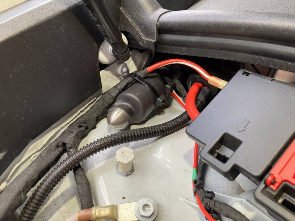 photo_2024-10-11_00-56-51 (2) Fahrzeugmotor nach der Installation des Strömungsoptimierungsgeräts von 369Tech, für verbesserte Aerodynamik und reduzierten Kraftstoffverbrauch.”