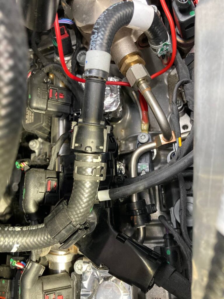 photo_2024-10-11_00-56-52 (2) Verkabelung der Motorkomponenten nach der Installation des Strömungsoptimierungsgeräts von 369Tech, zur Verbesserung der Fahrzeugleistung.