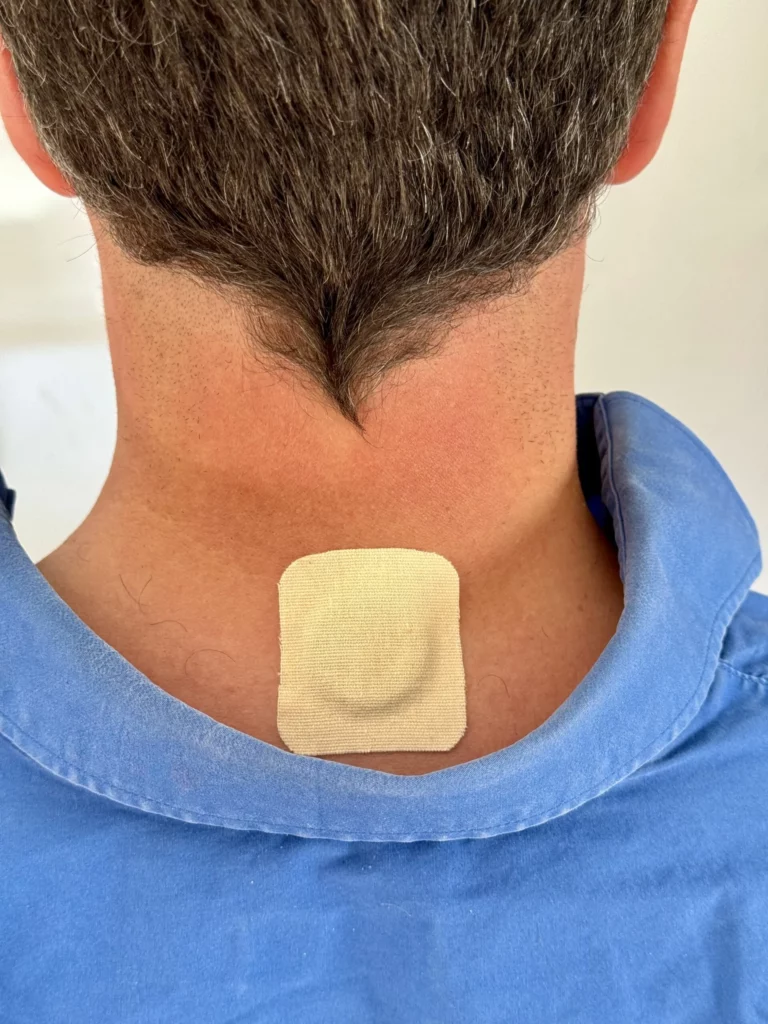 relax_noPainA_ZenPad_Nacken-scaled Anwendung eines ZenPads am Nacken zur Linderung von Muskelverspannungen durch frequenzbasierte Therapie.